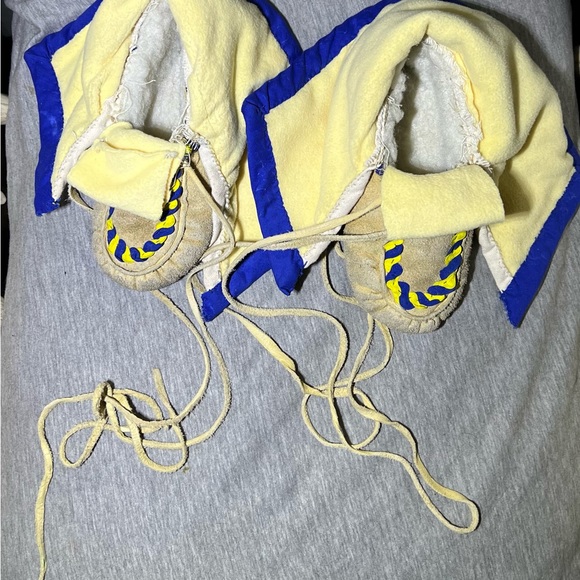 Blue and yellow cloth and moosehid mukluks - Picture 4 of 6